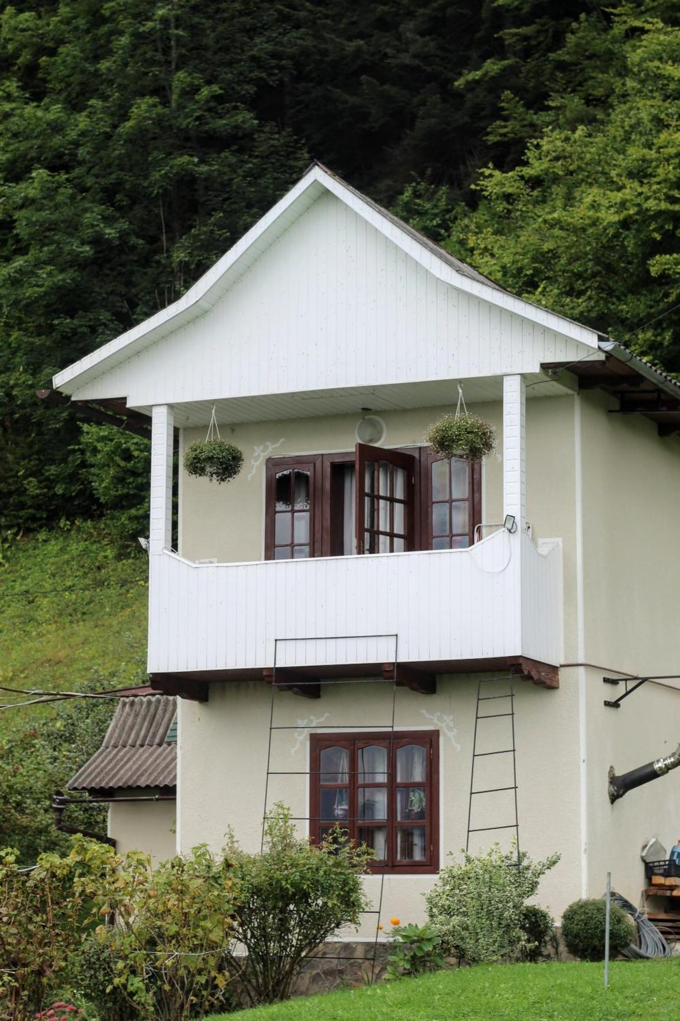 Котедж "Красний Краєвид" Yaremche Ngoại thất bức ảnh